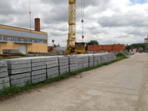 Dale de drum din beton depozitate pe platformă
