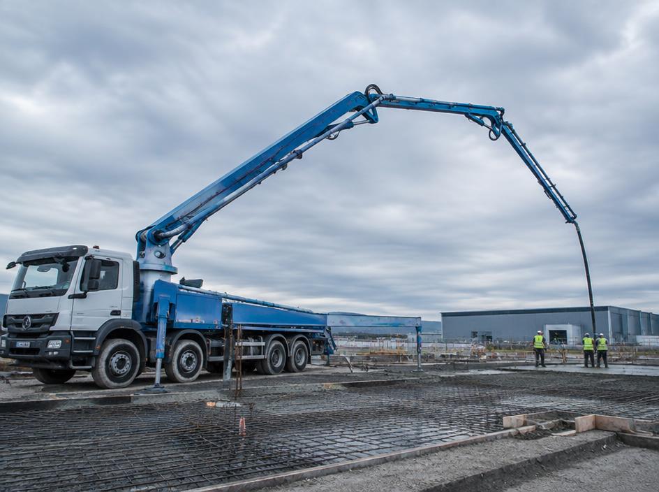 Autopompa de beton cu braț telescopic la șantier